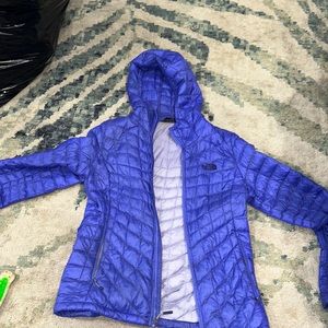 A light weight jacket that keeps you warm during the winter